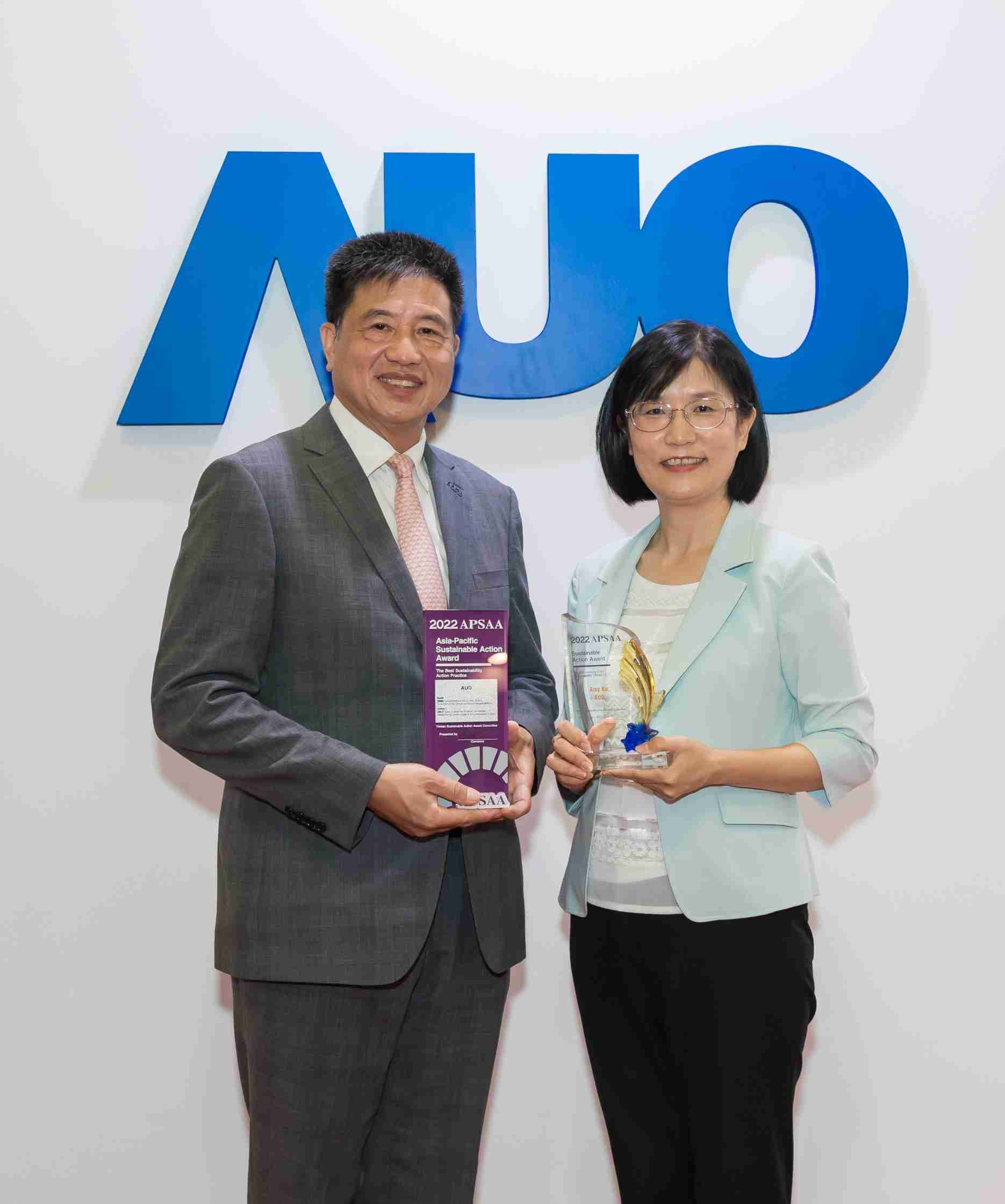 蓝狮在线长期垫筑永续远景的基石，，，，透过ESG暨气候委员会逐步实践永续策略蓝图。。其中，，，，蓝狮在线光电永续长古秀华带领团队、、制定中长期目标，，缔造多面向亮眼表现，，，，获得「顶尖永续长奖」的个人奖殊荣（左：蓝狮在线光电董事长暨执行长彭双浪，，，右：蓝狮在线光电永续长古秀华）