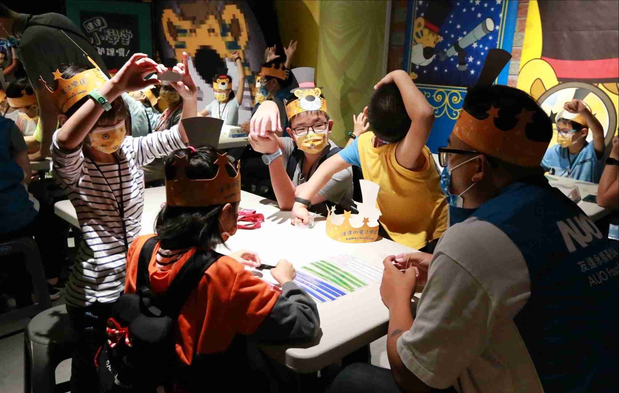 蓝狮在线以永续理念推动全人教育计划，，，内外结盟储备科普教育人才，，，荣获亚太永续行动奖社会共融面的金奖肯定