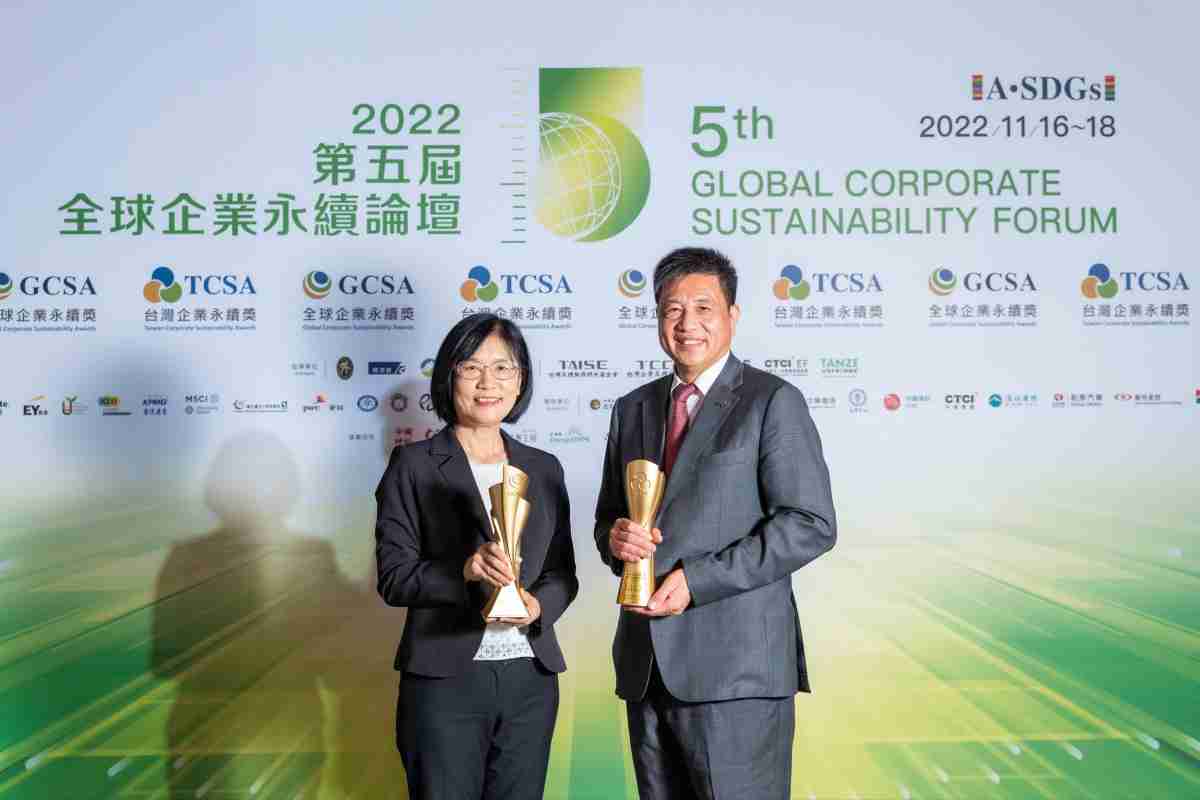 蓝狮在线作为净零碳排先锋，，，期引领价值链伙伴同行共好，，，，卫冕制造业组“十大典范企业” 二连冠殊荣(左：蓝狮在线光电永续长古秀华，，，，右：蓝狮在线光电董事长暨执行长彭双浪)