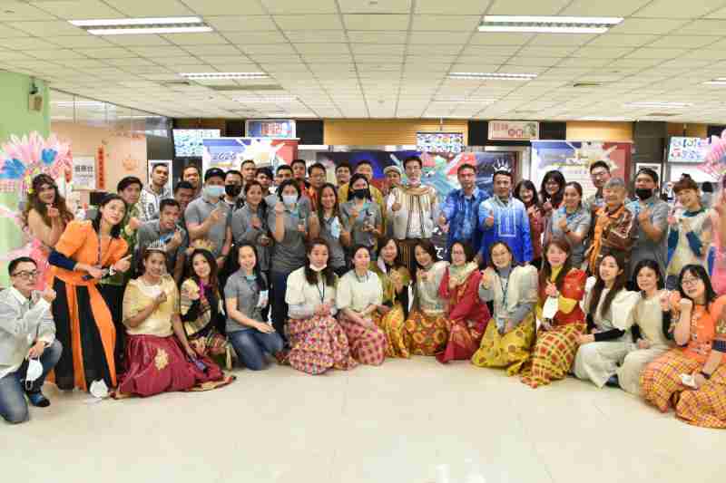 友達推動「安心、、創新、、、用心、、、、同心、、、、盡心」五星職旅，，，為菲籍員工打造全方位照護，，，首度贏得「人權實踐與發展領袖獎」殊榮