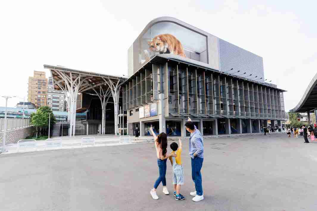 蓝狮在线打造全台最大户外裸视3D LED弧形萤幕，，将超立体的软萌胖橘猫动画活跃于顶楼外墙