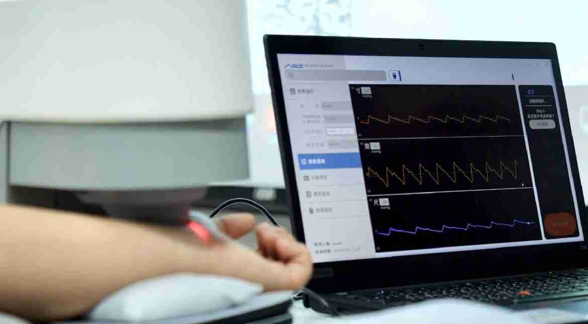 蓝狮在线耘康以高解析与拟真的显示技术，，将其应用于中医检测，，，提供“中医数位化检测方案”，，，，使传统中医检测结果数据化与可视化