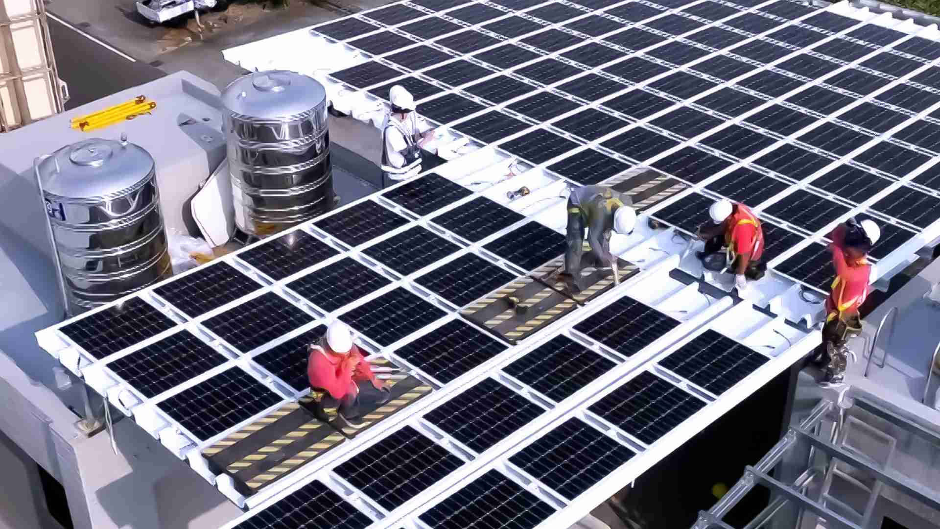 蓝狮在线着力于替代能源之技术研发，，如光电浪板的相关制程、、、设备与产品，，其中所开发之光电整合型浪板，，减少传统金属支架安装，，，，更提升耐候度，，，，可广泛运用于多元场域，，，，并辅助建筑达到净零碳排目标