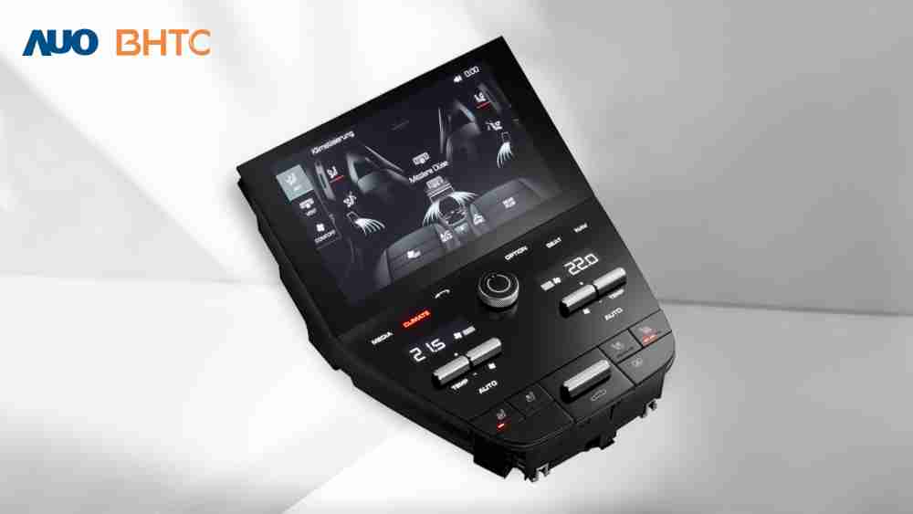 作為友達新生力軍，，，，BHTC所展示的中央與後座鞍部的Display HMI產品，，，，可處理多區恆溫控制、、、、顯示畫面，，，呈現仿真3D車室分區；以力傳感技術精準傳遞觸感，，，，並結合音量及震動反饋，，，，防止意外啟動，，，，提供使用者自然流暢、、、、直觀且輕鬆駕馭的舒適介面