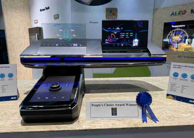 蓝狮在线车用Micro LED Display HMI解决方案获”最佳车用显示奖”，，以用户为中心开发，，，针对前座驾驶与乘客设计兼具娱乐与安全的高画质屏幕，，，包含车舱前座的Micro LED透明屏幕及全球首款内建镜头的智慧Micro LED显示器