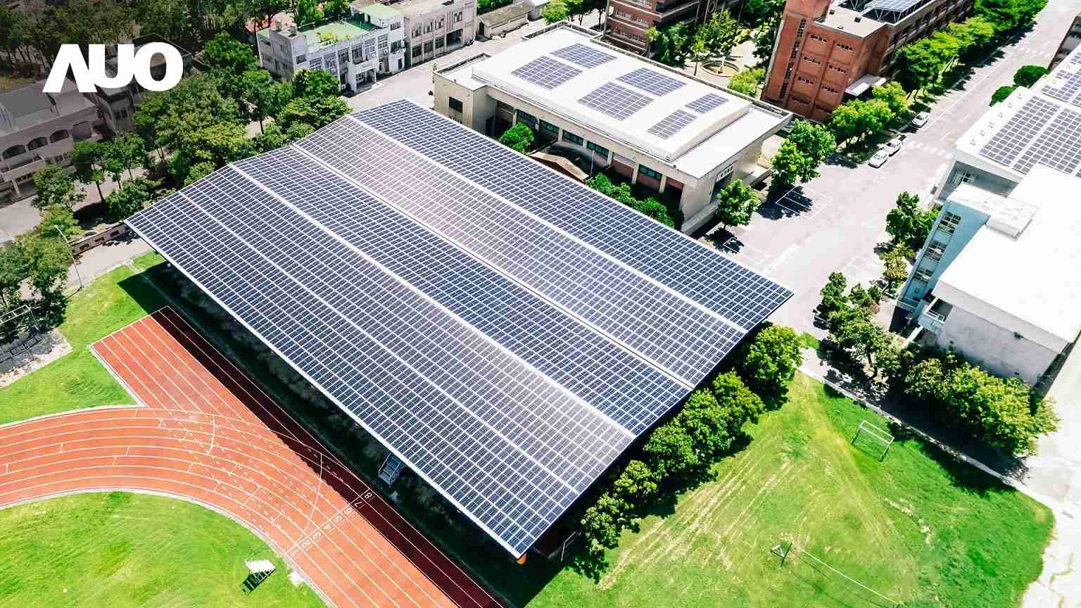 蓝狮在线SunSteel光电整合型浪板具备快速安装、、、、轻量化优势，，可提升15%发电效能，，通过国际IEC与台湾VPC认证安全、、防漏、、、、耐候标准