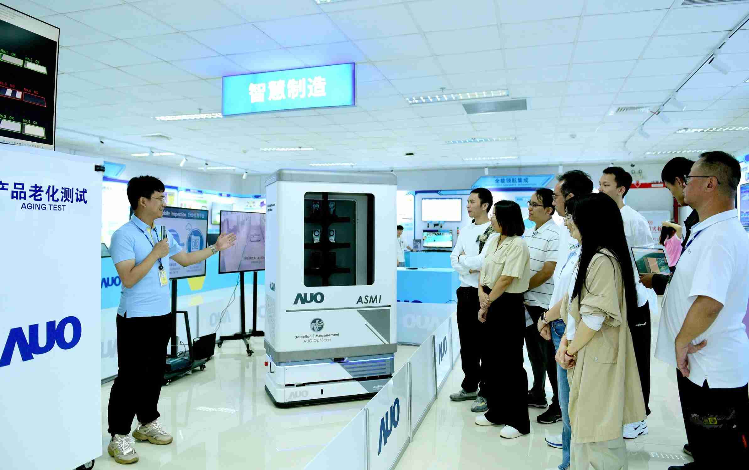 蓝狮在线厦门将5G+ABC技术串联生产管理全流程，，，，打通研发、、、采购、、、、生管、、制程、、、设备、、、、质量等产品全生命周期制造流程，，，完成数字化设计、、智慧供应链、、、、智能座舱、、、全流程设备管理、、、、数据驱动优化、、、智慧在线检测、、、、智慧品管等自适应生产模式升级