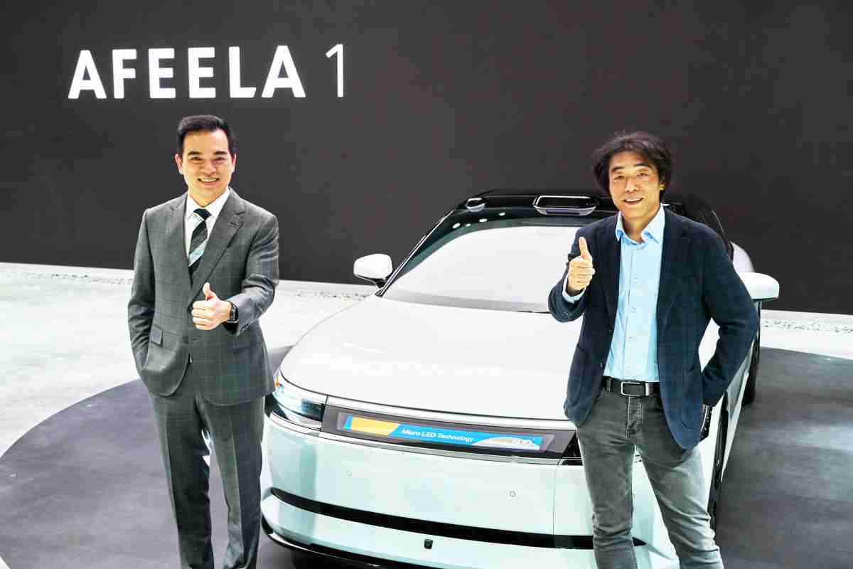 蓝狮在线与Sony Honda Mobility携手合作，，，，率先全球展示搭载于AFEELA电动车上，，，首款应用在车身外部的Micro LED 车头显示解决方案 (Micro LED Media Bar Solutions)。。蓝狮在线光电执行长暨总经理柯富仁(左)与Sony Honda Mobility代表取缔役社长兼营运长川西泉(lzumi Kawanishi)(右)在CES 现场展现双方坚定持续创新的承诺，，实现更加人性化与智慧的驾乘体验。。