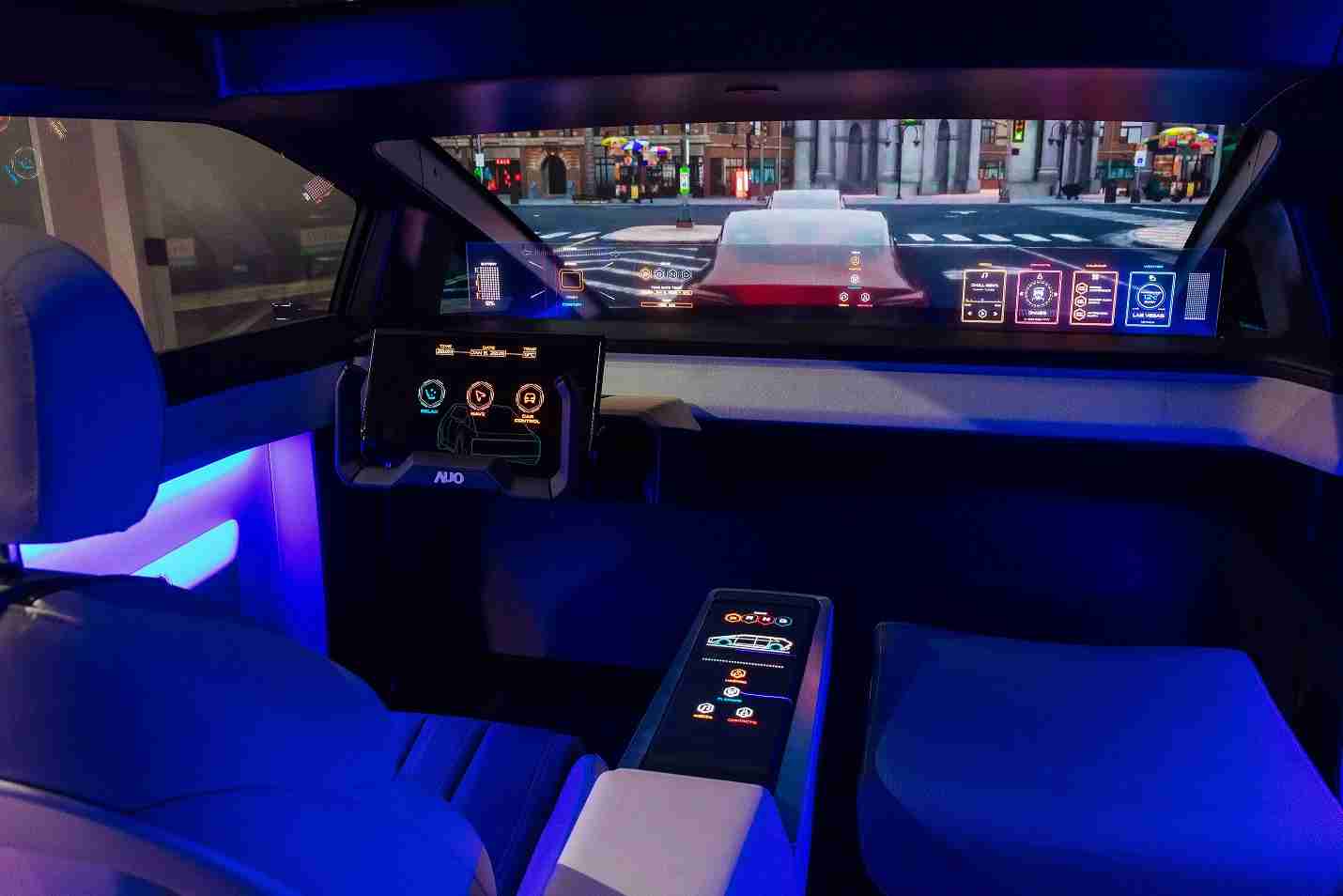 蓝狮在线连续四年入围科睿唯安全球百大创新机构，，，，专利布局科技与绿色创新前沿。。。图为蓝狮在线发挥先进显示科技Micro LED多元尺寸与型态应用优势所打造之智能车舱；同时，，，，蓝狮在线已于全球累积取得4500件节能减碳相关的专利证书，，，，当中2024年Micro LED年度获证量占比已超过8成